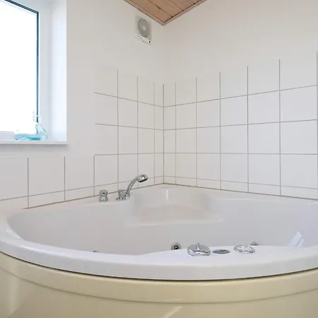 8 Person On A In 루켄